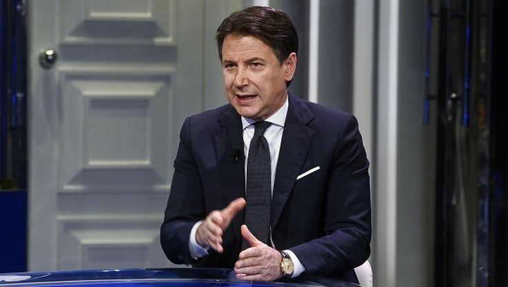 Conte sulla scuola: "Ripartire dal 7 gennaio con la didattica in presenza almeno al 50% per le superiori"