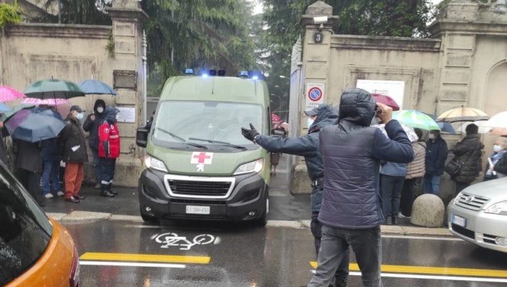 Vaccino Covid in Lombardia, tocca alla fascia 70-79 anni: ore di coda sotto la pioggia. Anziana cade, trasportata in ospedale in ambulanza