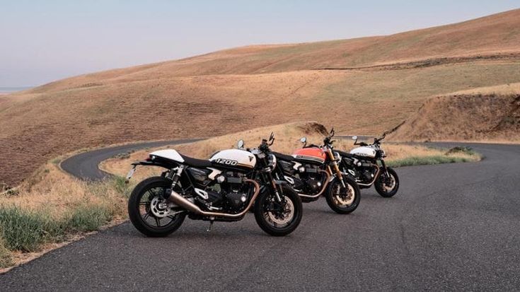 Triumph, classic sempre più moderne: la Speed Twin 1200 si rinnova e arriva la versione RS. Dati e prezzi