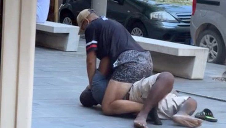 Civitanova Marche, la polizia: "Alika finito a mani nude". E i nigeriani bloccano il corso per protesta
