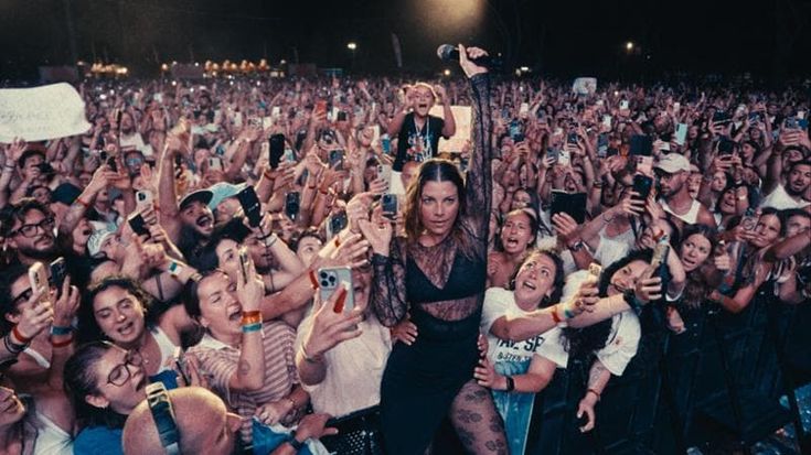 Emma live all’Ippodromo: un viaggio nei ricordi tra ospiti e chitarre rock