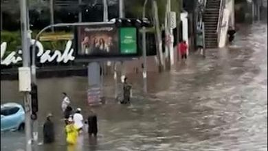Thailandia, alluvione a Bangkok: moto d'acqua sfreccia tra le strade allagate