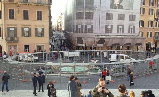 Torna il cantiere in piazza di Spagna La Barcaccia di nuovo transennata