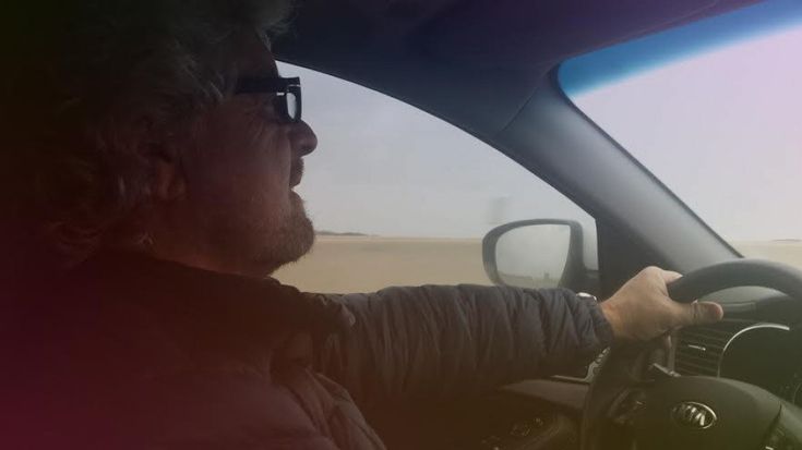 Grillo, il selfie in auto: "Sto andando a Roma a incontrare Renzie"
