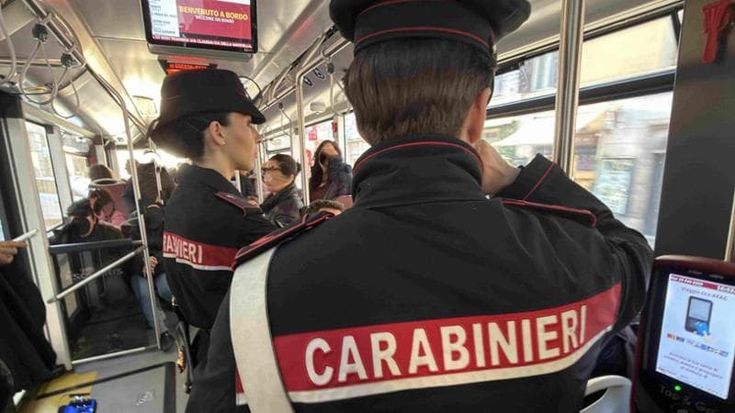 L’esperto, l’anziano e il minorenne: i dodici borseggiatori arrestati nel blitz sui bus