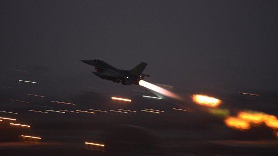 Siria, tensione nei cieli tra Turchia e Russia. Nato a Mosca: stop ai raid su oppositori di Assad e civili