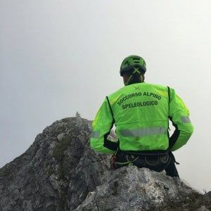 Scivola in un dirupo sulle montagne di Sondrio: morta escursionista di 24 anni