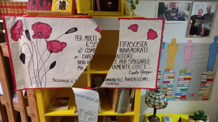 Insulti e minacce in libreria: strappato il cartello antifascista alla Belleville di Bruino