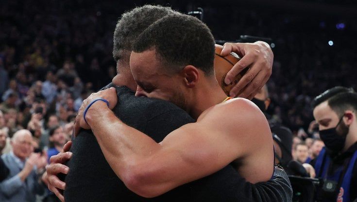 Basket, Nba: Curry entra nella storia, è suo il record di canestri da 3 punti