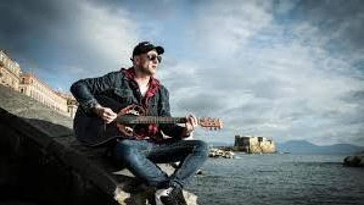 Clementino: “La musica per me significa binomio peace&love”