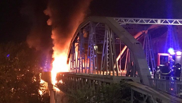 Incendio a Roma: il 'Ponte di ferro' sul Tevere devastato dalle fiamme, nessun ferito