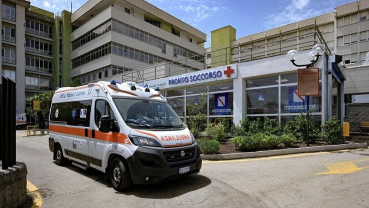Napoli, sedicenne picchiato a sangue nella movida per uno sguardo: in dieci contro uno