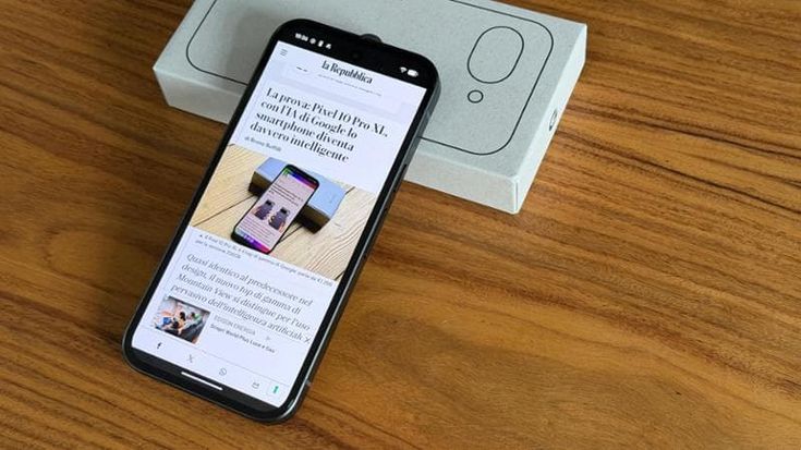 La prova del Pixel 10a: Google inventa lo smartphone piatto