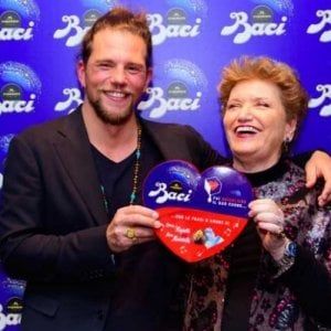 Mara Maionchi e Nigiotti firmano aforismi Baci Perugina Limited edition dei cioccolatini 
