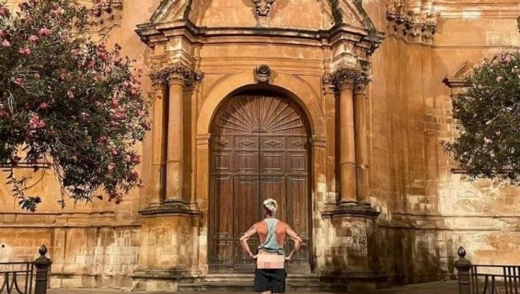 Modica, in posa seminudo davanti a una chiesa, è polemica: "Mancanza di rispetto" 