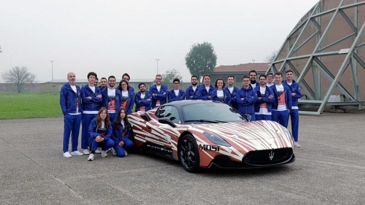 Record di velocità per la Maserati guidata da un robo-driver senza umani a bordo