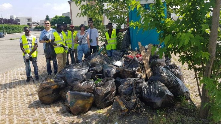 Vicofertile, migranti e residenti puliscono la frazione - Foto
