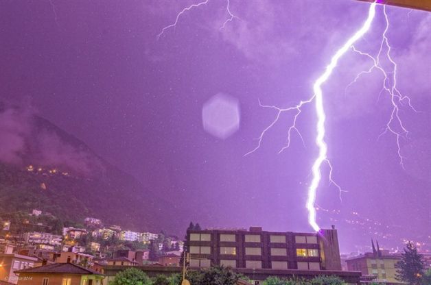Maltempo, il fulmine colora di viola il cielo di Lugano