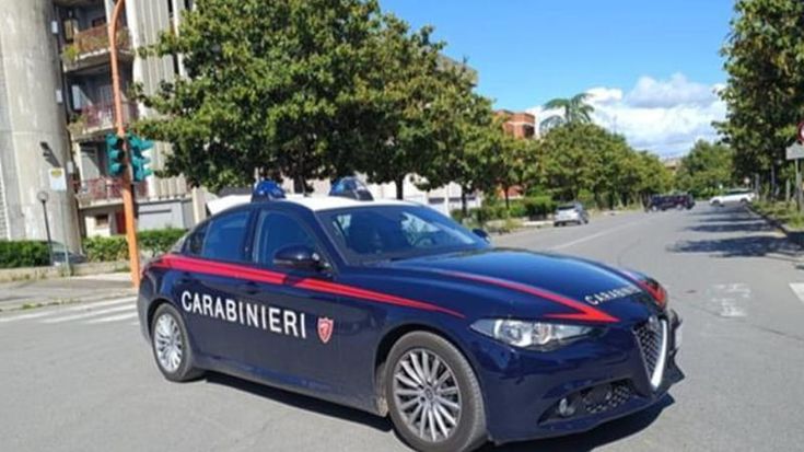 Aprilia, esplosi sette colpi d’arma da fuoco contro una palazzina: indagano i carabinieri