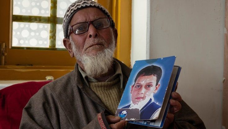 Kashmir, il padre che si scava la tomba per protesta contro l'esercito: "Ridatemi il corpo di mio figlio, o mi seppellisco vivo"
