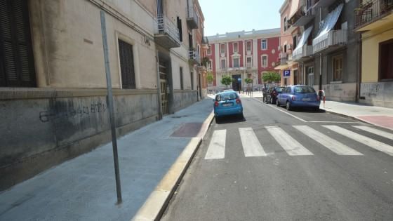 Bari, i residenti cancellano con la vernice le strisce pedonali per non pagare le multe