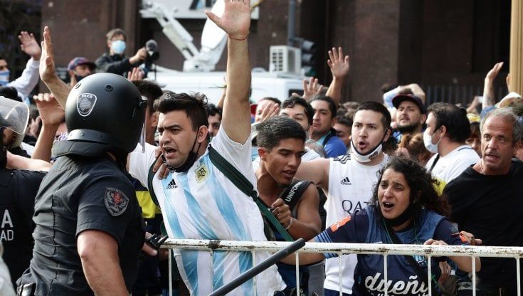 Morte Maradona, Buenos Aires, lacrime e scontri con la polizia “Diego curato male"