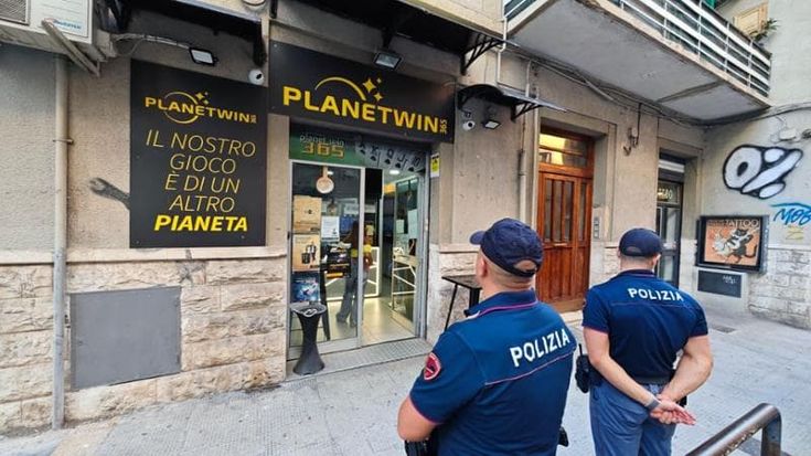 Bari, rapina in centro scommesse in via Re David: in due armati scappano con 500 euro