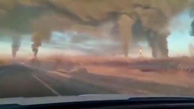Russia, alte colonne di fumo e il cielo che nero: colpita dai droni la raffineria di Novokuybyshevsk