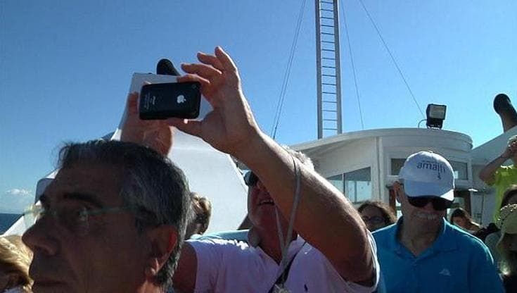 Assalto al Giglio per l'ultima foto della Concordia inclinata