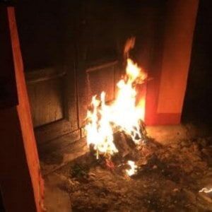 "Amico dei migranti", nel Vercellese bruciano la porta al presidente dell'Anpi