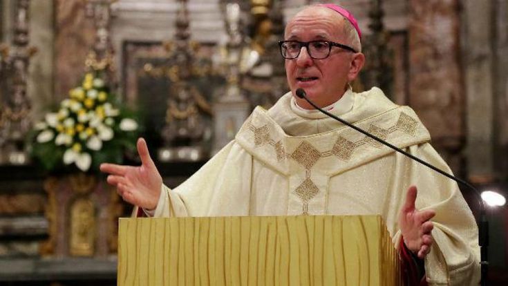 Il vescovo di Pinerolo: “Serve prudenza. Io per quel virus ho rischiato di morire”