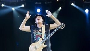 La magica chitarra di Carlos Santana<br />sotto le stelle del Foro Italico