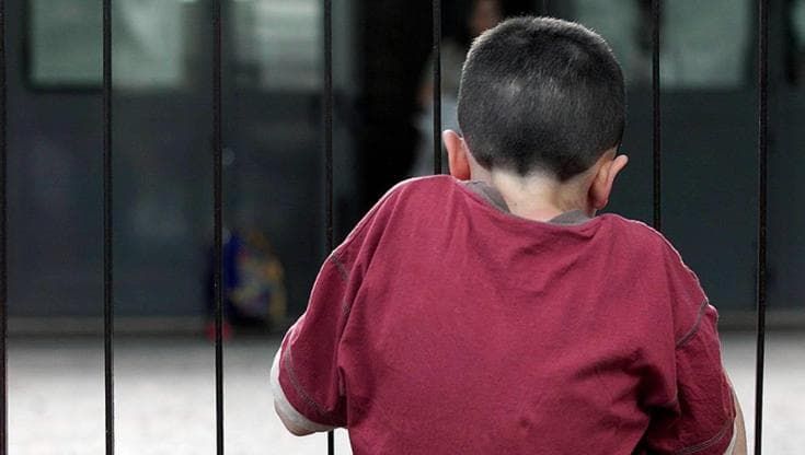 A cinque anni con la pistola: scuola di mafia per un bimbo. Scatta il blitz a Catania