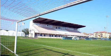 Calcio: la porta è troppo bassa, in campo si scava una buca davanti alla rete
