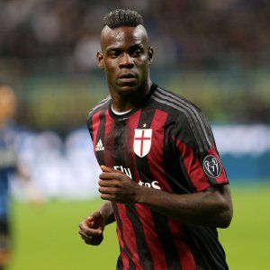 Milan, Balotelli quasi out per il Napoli. Mihajlovic con l'enigma De Jong