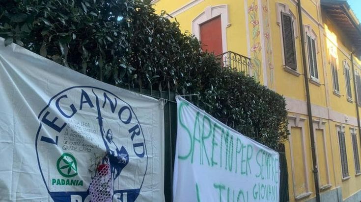 A Pontida i funerali di Bossi, nessuna camera ardente. Salvini arrivato a Gemonio