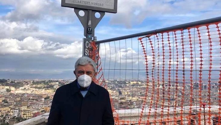 Napoli, Bassolino e i like alle foto "normali" nella città transennata