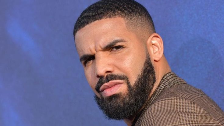 Drake, spari davanti alla casa del rapper, ferita una guardia del corpo. La faida con Kendrick Lamar, scontro tra giganti del rap