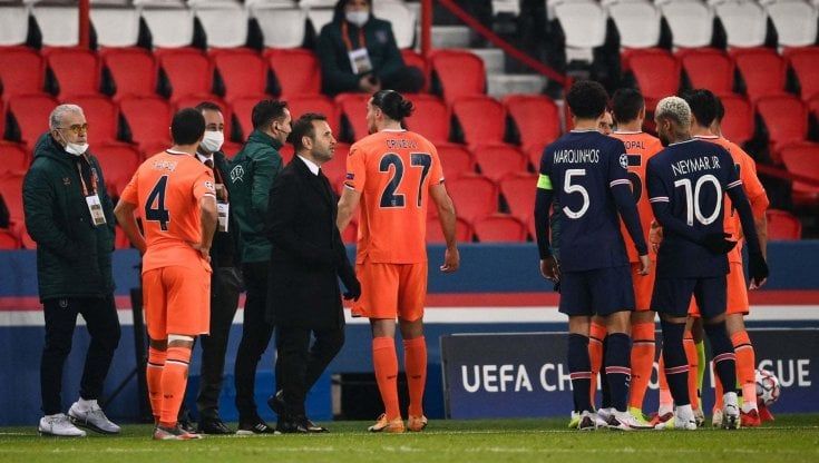 Disse "negru" a un giocatore: sospeso arbitro romeno di Psg-Basaksehir, ma per la Uefa "non fu razzismo"
