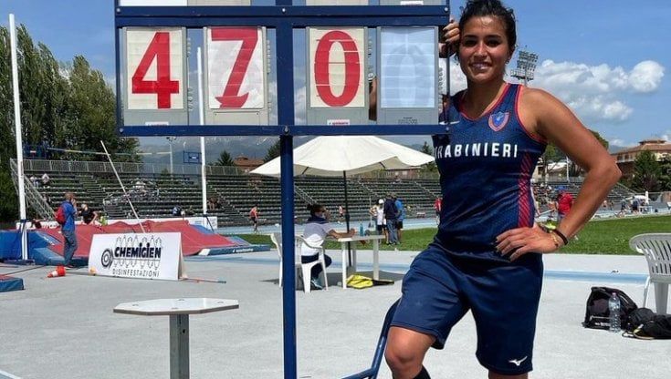 Atletica, Roberta Bruni da favola nel salto con l'asta: due primati italiani in pochi minuti, vola a 4,70