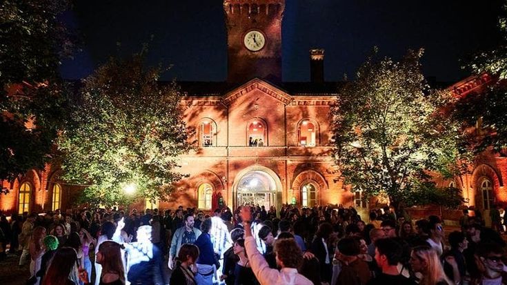 Le feste di case editrici club e librerie per i lSalone del Libro