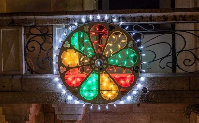 Vieste, le luminarie di santa Lucia ispirate alle chiese romaniche e ai patroni pugliesi