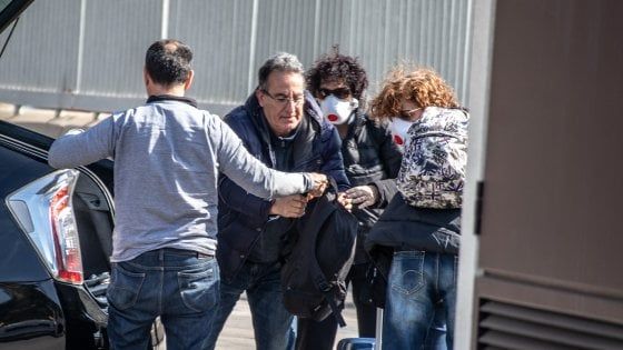 Coronavirus, gli italiani bloccati all'estero: "Fateci tornare a casa". Di Maio: "Al lavoro senza sosta" 