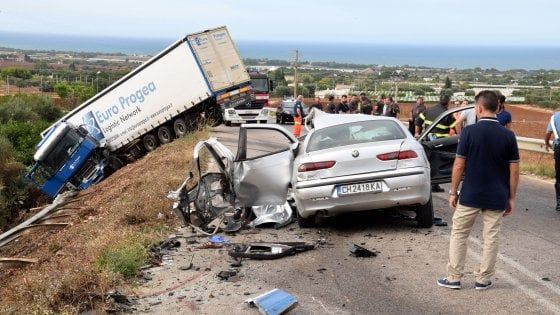 Conversano, scontro frontale fra auto e tir: un uomo perde la vita, grave la moglie  