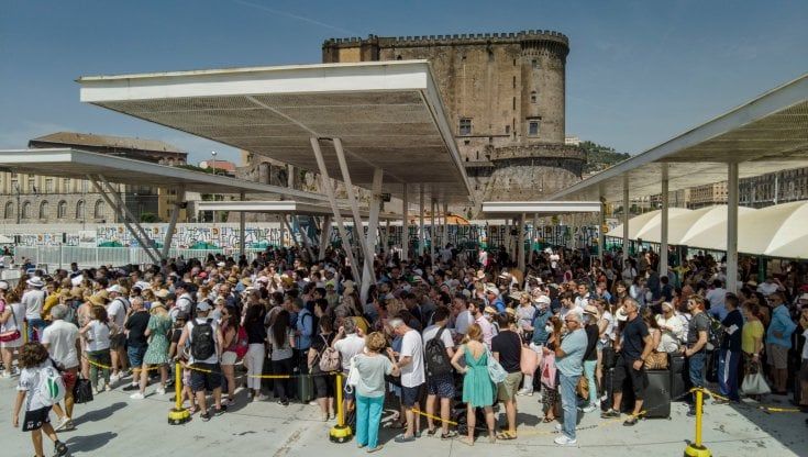 Porto in tilt e turisti allo sbando: tra cantieri, ingressi invisibili, pochi gli infopoint e le panchine