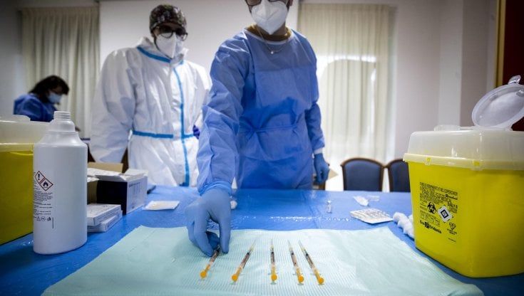 Coronavirus, nel Lazio i riservisti del vaccino: "Più persone convocate per non buttare le dosi"