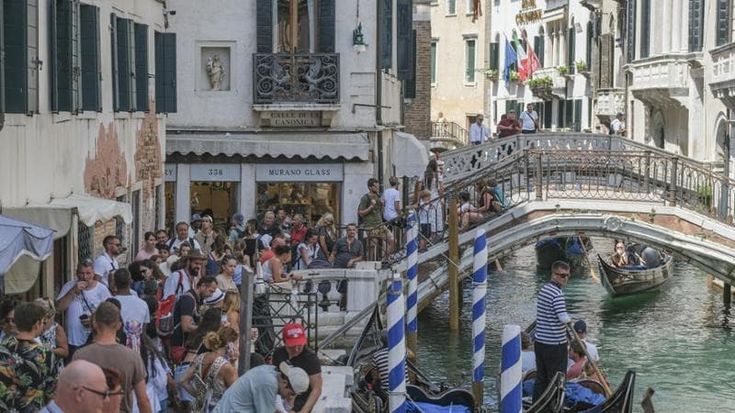 Turisti no limits e maree, l’allarme di Venezia. “La città sta morendo”
