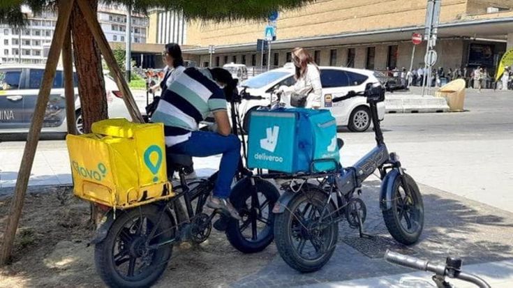 Contro il caldo e lo sfruttamento: oggi sciopero dei rider a Bologna, Milano e Firenze