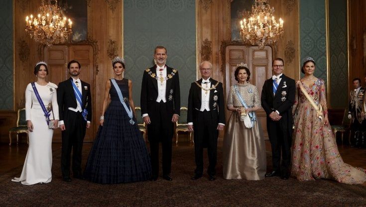 Letizia di Spagna rende omaggio alla Svezia con un abito H&M già indossato dalla Principessa Victoria  