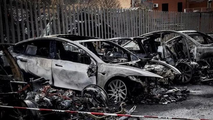 Tesla incendiate a Roma: indaga l’antiterrorismo: “Non escludiamo nulla”